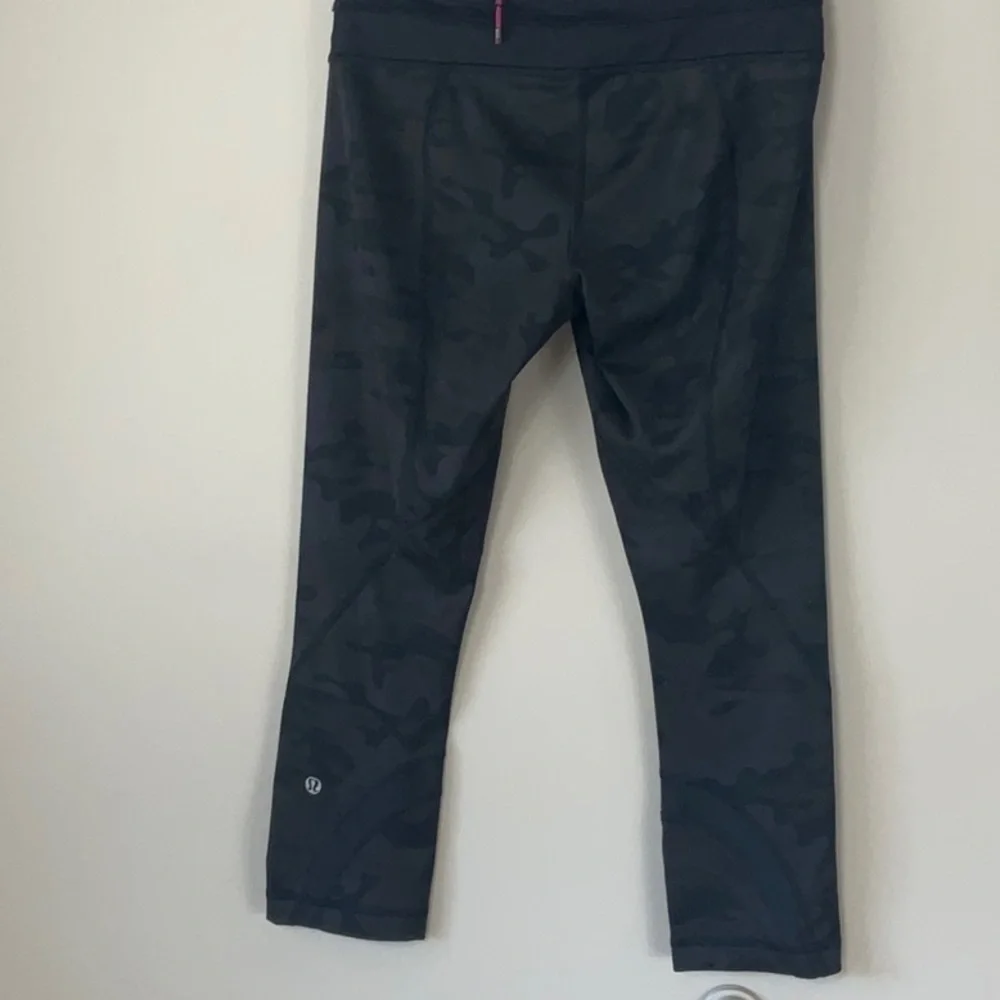 Lululemon camo black capri - Picture 4 of 11